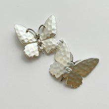 Load image into Gallery viewer, Pearl Flutter Earrings
