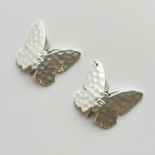 Load image into Gallery viewer, Pearl Flutter Earrings
