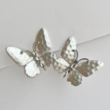 Load image into Gallery viewer, Pearl Flutter Earrings
